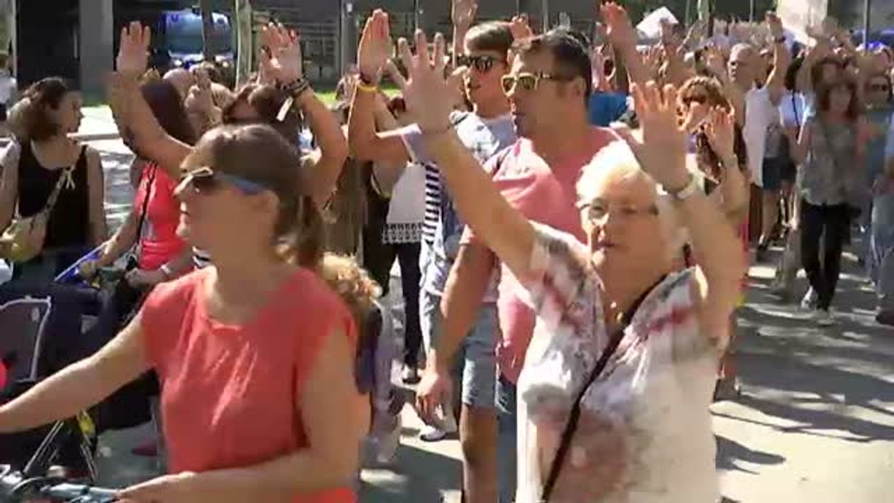 Ambiente festivo y protestas simbólicas ante la Policía Nacional un día antes del aniversario del 1-O