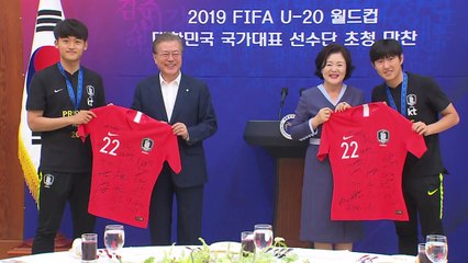 축구 대표팀 靑 초청...문 대통령 "신뢰와 배려, 열정 좋았다" / YTN