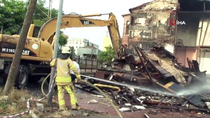 Samatya’da kül olan tarihi bina, ekiplerce kontrolü bir şekilde yıkıldı