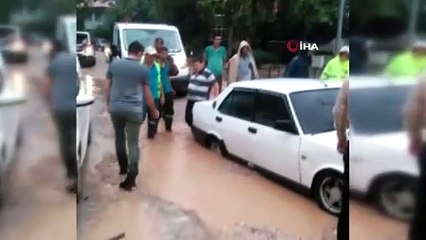 Susurluk’ta sağanak yağış yolları göle çevirdi