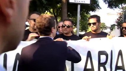 Casado se acerca a un grupo de agentes de la GC que pedían la "equiparación salarial" en Jerez