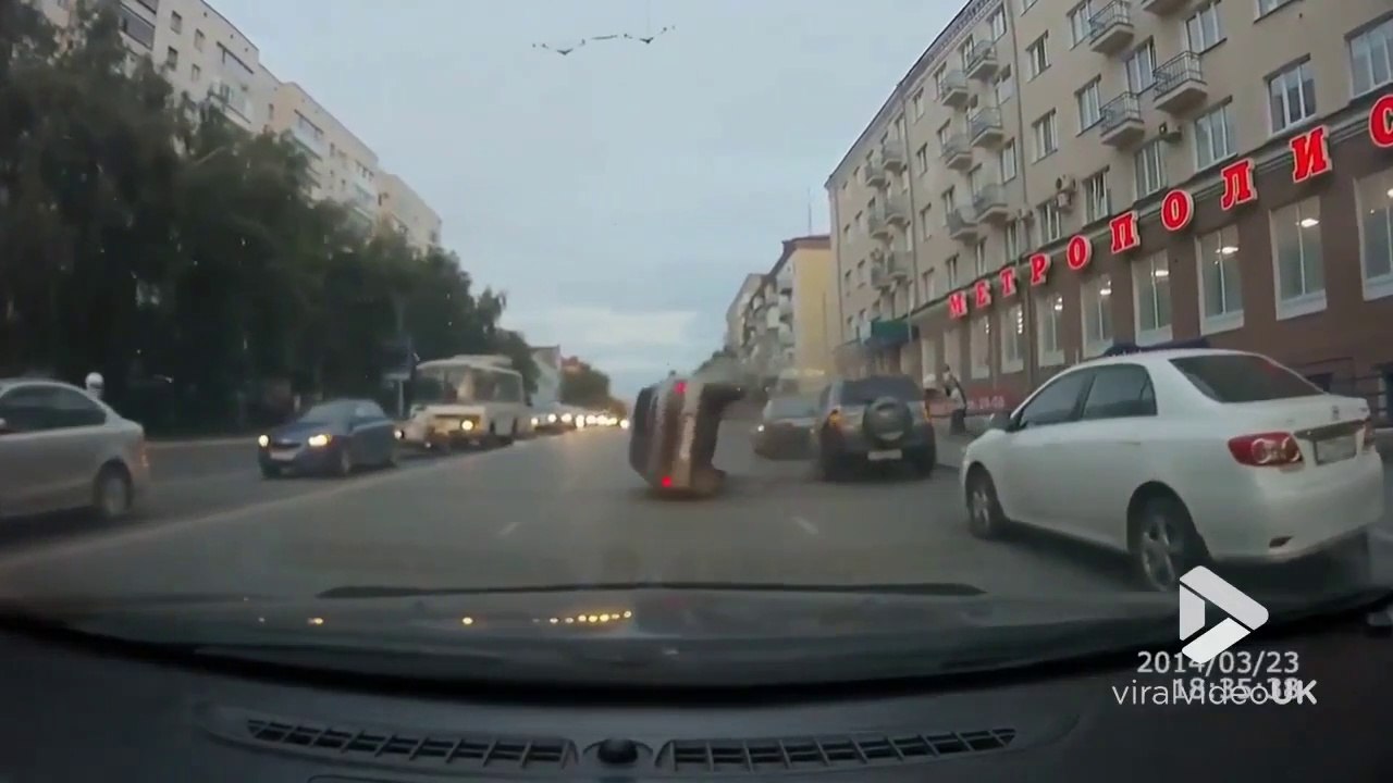 Ce conducteur fait n'importe quoi et renverse sa voiture tout seul