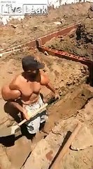 Cet ouvrier a les bras énormes... En mode popeye