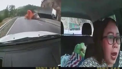 Un camion se renverse sur une automobiliste