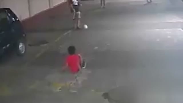 Un niño sale completamente ileso después de ser arrollado por un coche en la India