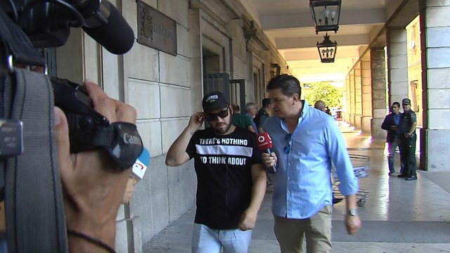 Los miembros de La Manada firman en los juzgados