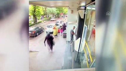 Ağaç yola devrildi: 1 yaralı - KOCAELİ