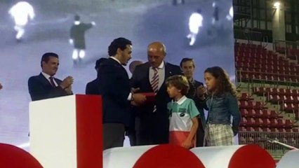 Abrazo de Monchi y Del Nido en los Fieles de Nervión