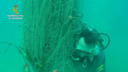 Guardia Civil retira una red de 30 metros sumergida en Vela Blanca
