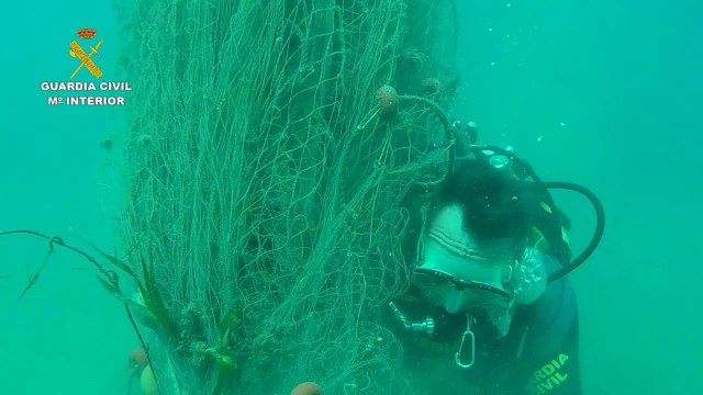 Guardia Civil retira una red de 30 metros sumergida en Vela Blanca