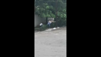 Madre e hijo son arrastrados por la corriente de una calle inundada en México