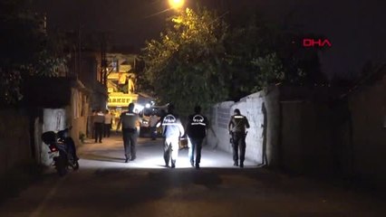 ADANA Önce iki kişiyi, ardından da kendisini yakalayan polisi bıçakladı