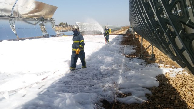 Bomberos intervienen tras una fuga de fluido térmico en Cádiz