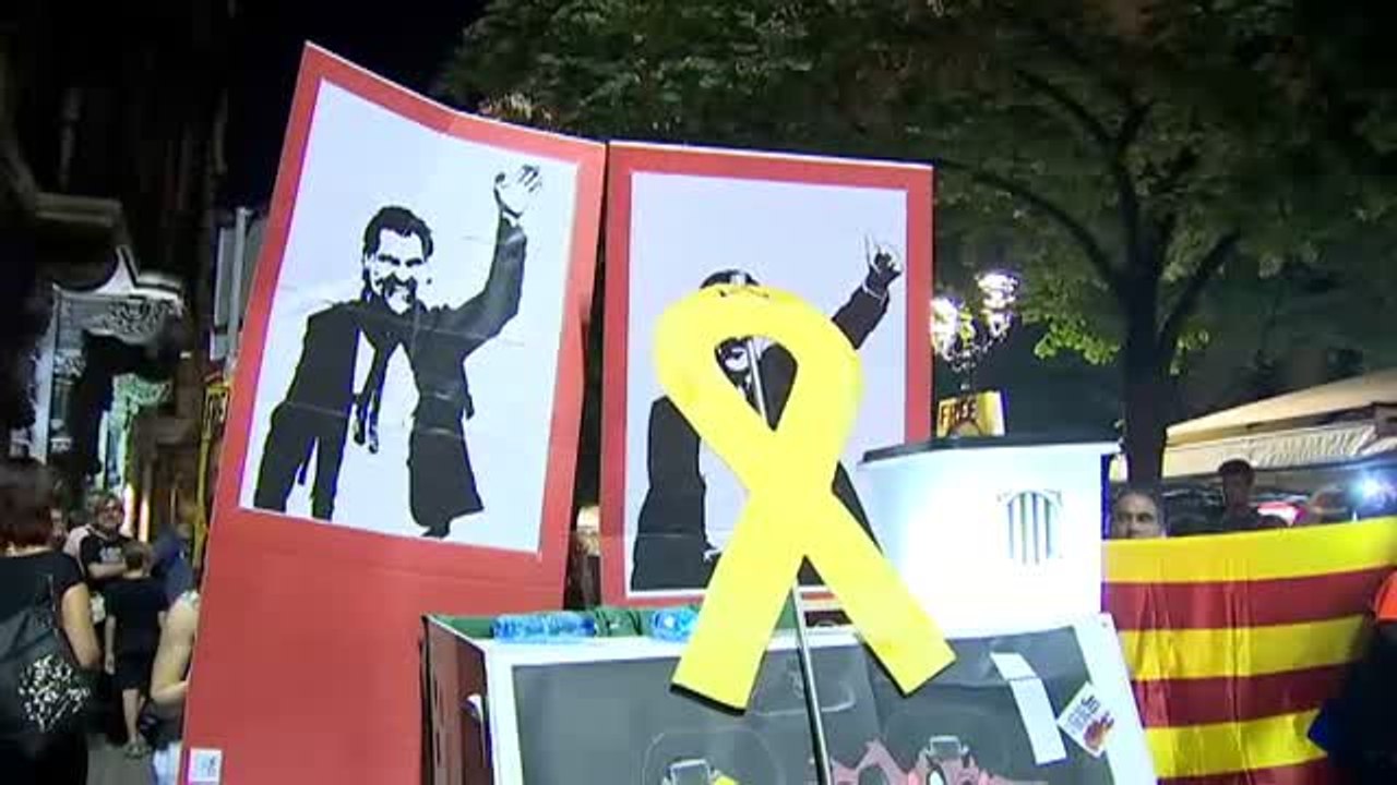 15.000 personas vuelven a rodear la Consejería de Economía reclamando la libertad de los políticos encarcelados