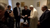 Bono de U2 visita al Papa en el Vaticano