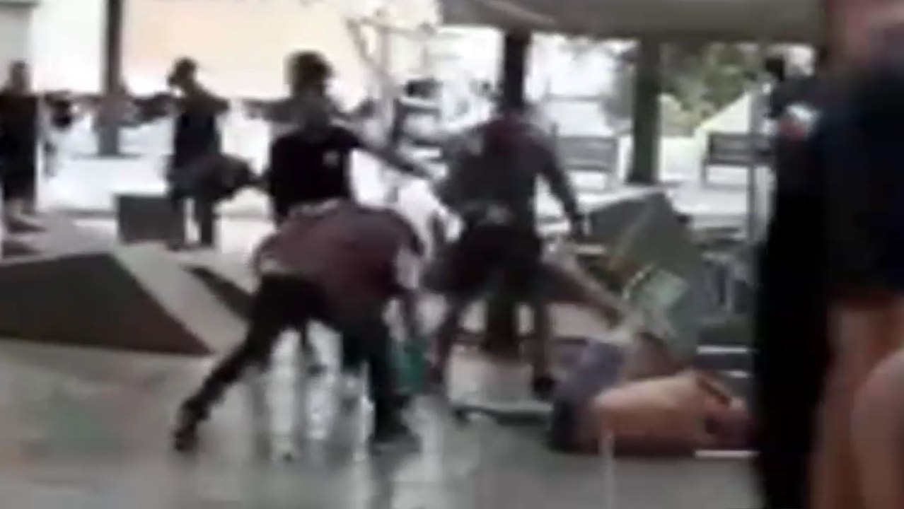 Multitudinaria pelea entre aficionados radicales a las puertas del Camp Nou