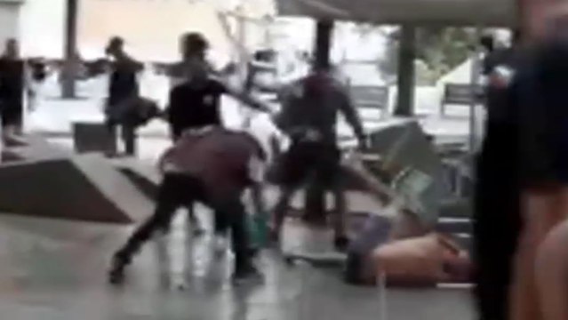 Multitudinaria pelea entre aficionados radicales a las puertas del Camp Nou