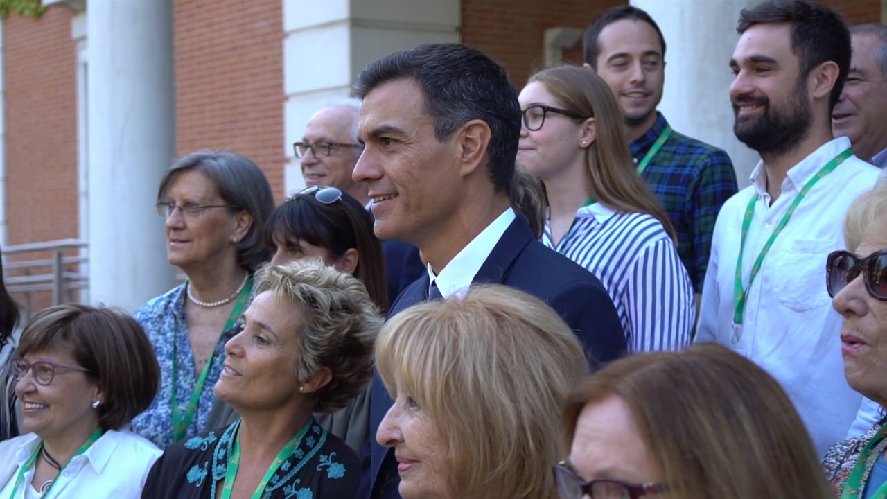 Sánchez enseña a visitantes los jardines de la Moncloa