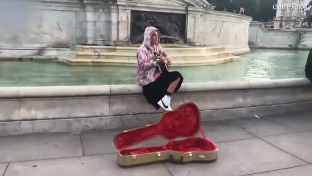 Justin Bieber saca su lado más romántico frente al Palacio de Buckingham en Londres