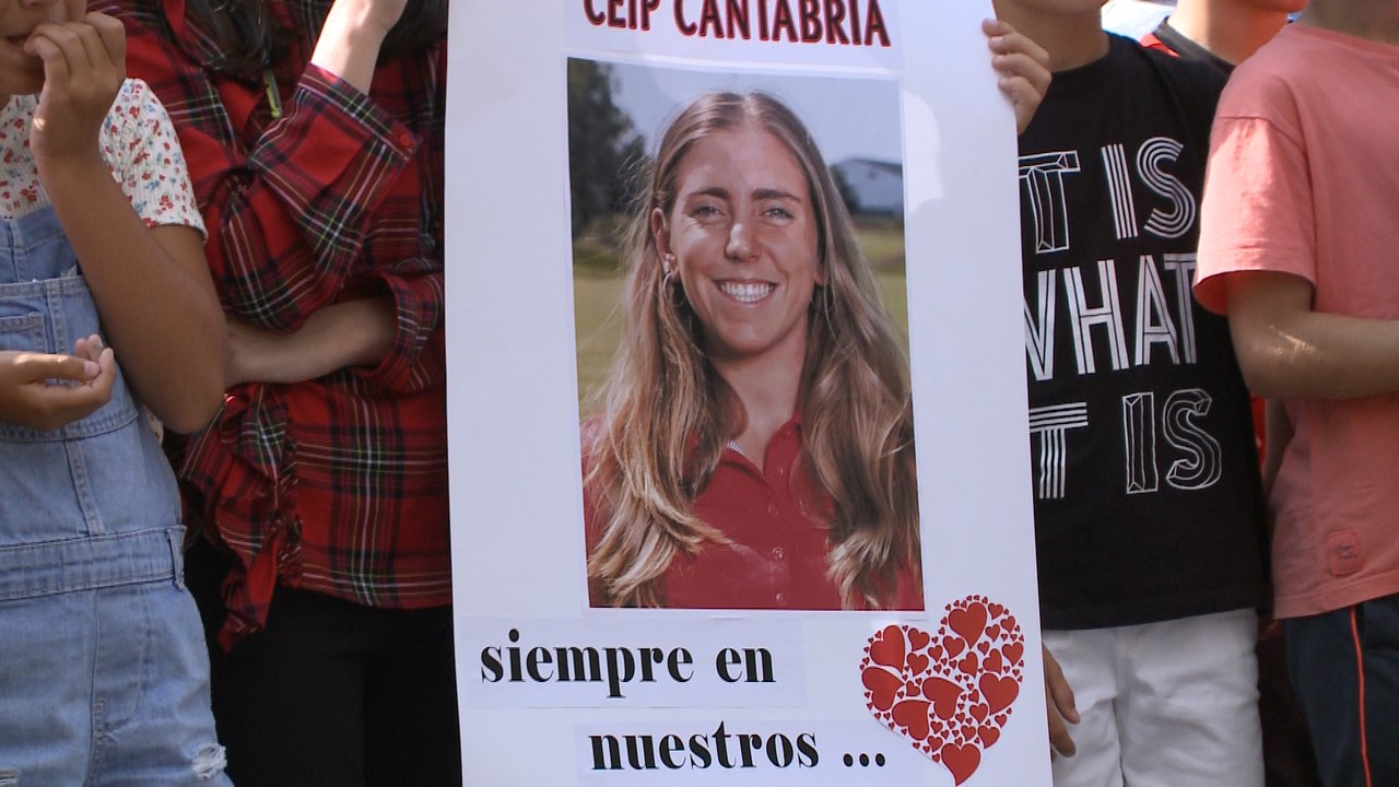 Concentración por el asesinato de la golfista
