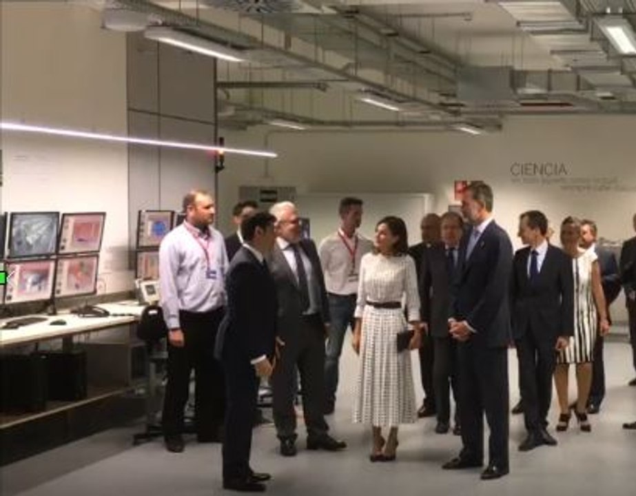 Felipe VI aprieta el botón del láser más potente de España