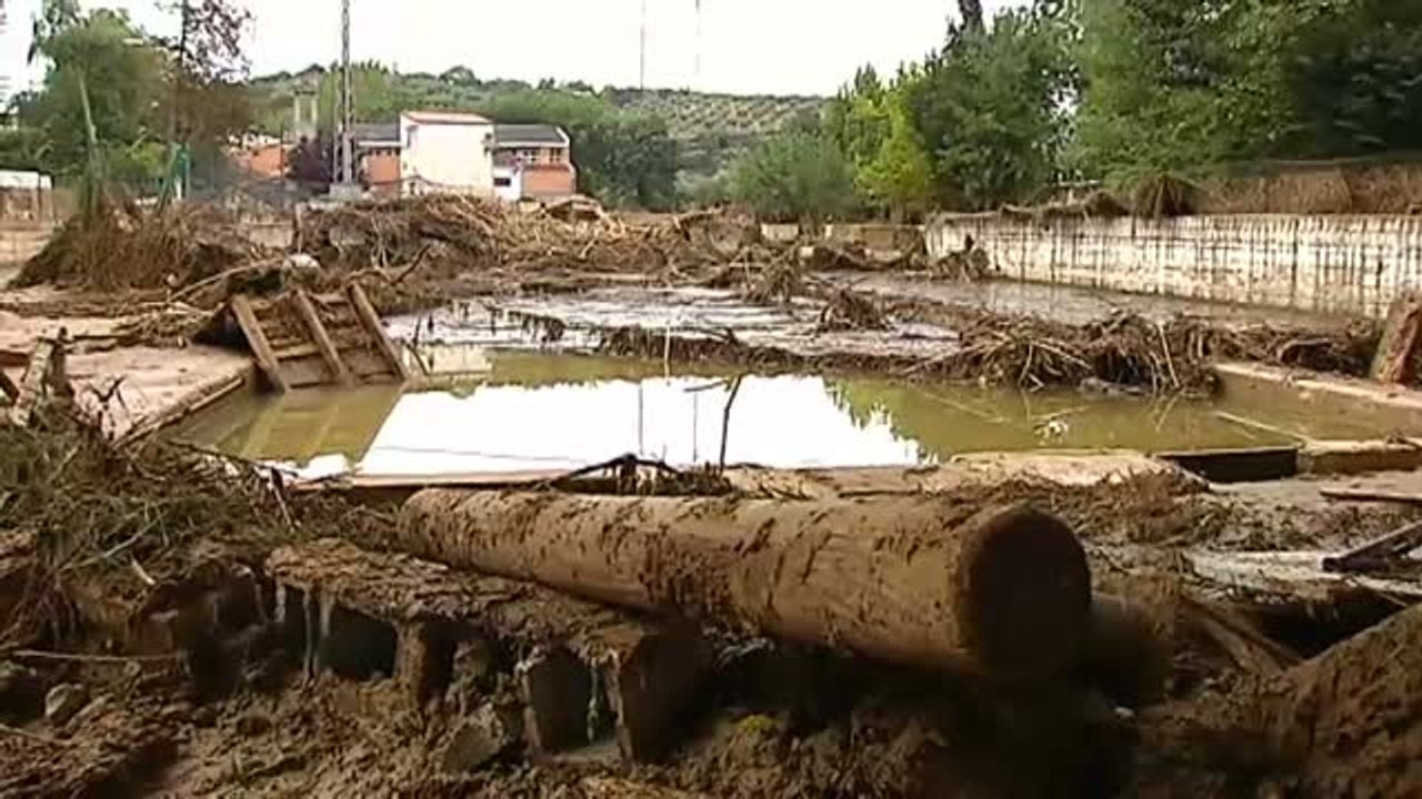 Continúan, y continuarán, las labores de limpieza en un Riofrío (Granada) destrozado