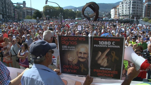 Jubilados protestan por la subida del precio de la luz