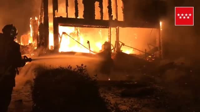 Arde un chalé de madera en la localidad madrileña de Valdemorillo