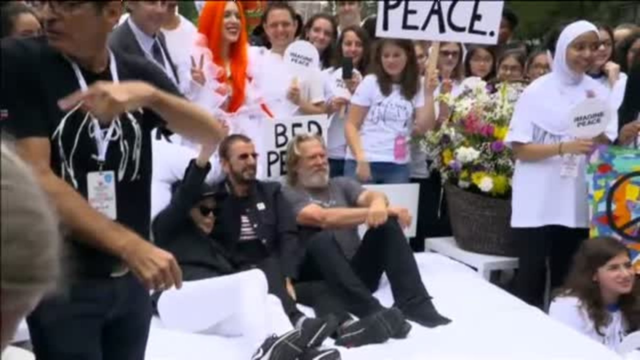 Yoko Ono instala su "cama de la paz" con Lennon en el centro de Nueva York