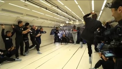 Usain Bolt corre en un avión sin gravedad