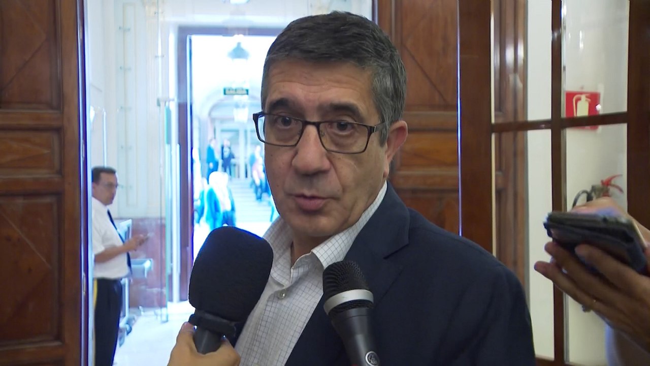 Patxi López dice que la dimisión de Montón demuestra que "no somos iguales a otros"