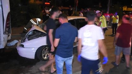 İzmir'de otomobil park halindeki otobüse çarptı: 4 yaralı