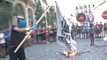 Radicales de la CUP queman imágenes del rey en Barcelona