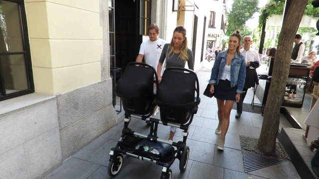 Alice Campello pasea a sus bebés por las calles de Madrid