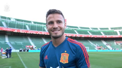 Saúl Ñíguez con la afición del Martínez Valero