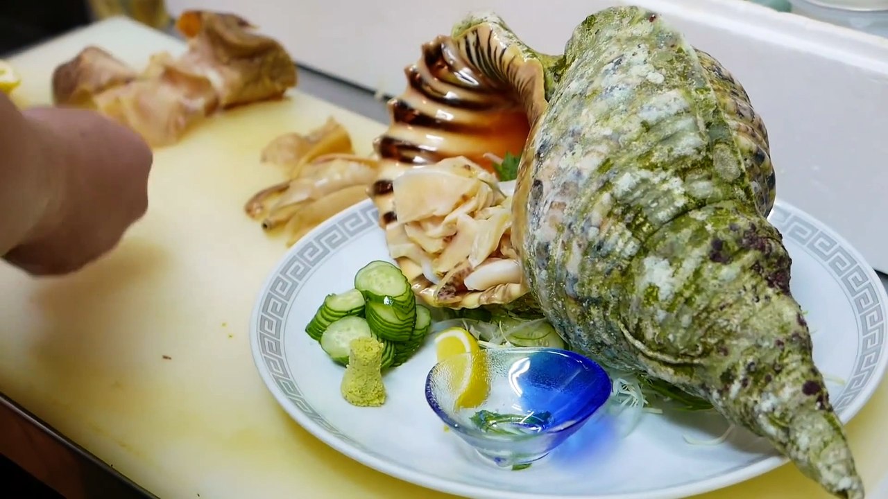 Japanese Street Food - GIANT TRUMPET CONCH Sashimi Okinawa Seafood Japan