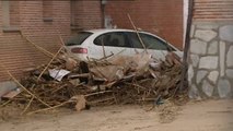 Los vecinos de Cebolla se afanan en limpiar el barro de sus casas tras el temporal