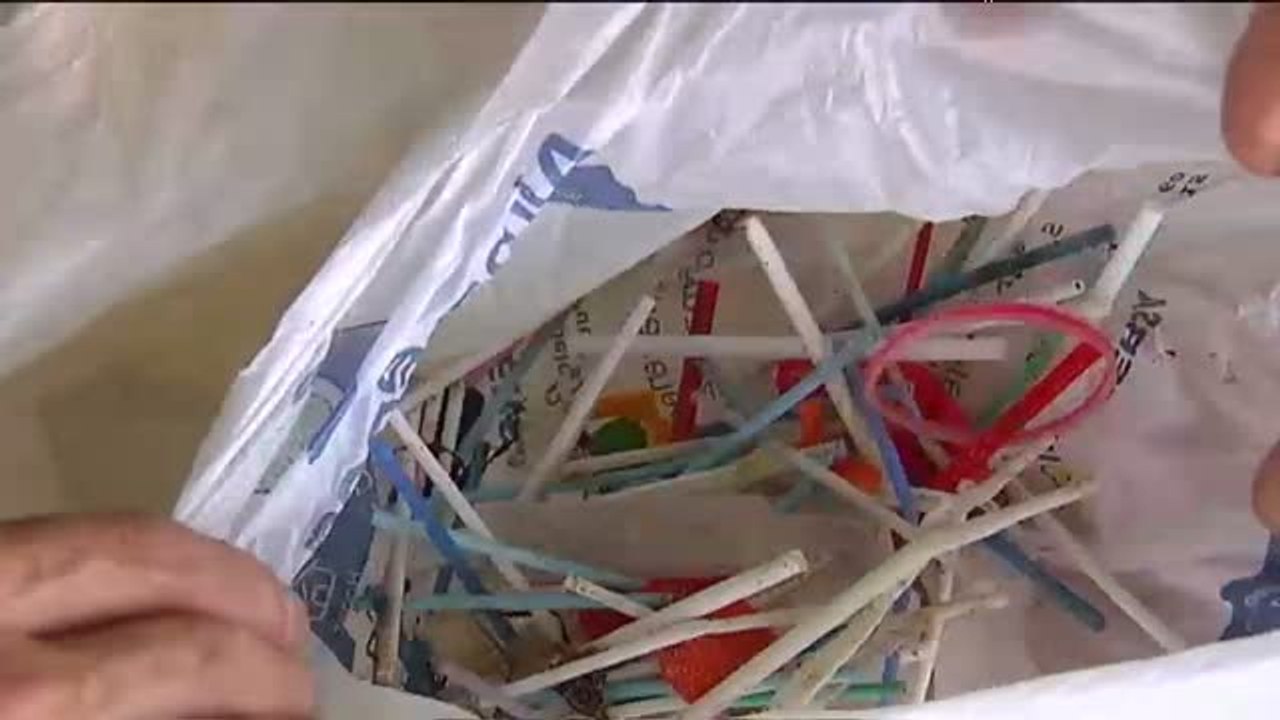 Batidas en las playas gallegas para recoger plásticos y otros residuos vertidos al mar