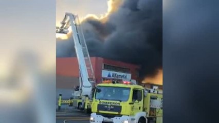 Arde una planta recuperadora de metal en Gran Canaria