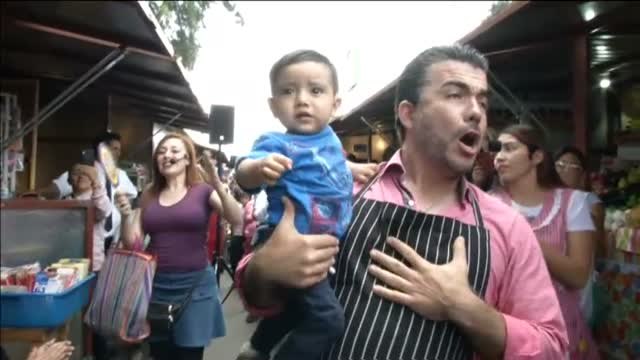 Un grupo de artistas acerca a los mercados humildes de México las mejores óperas de Italia