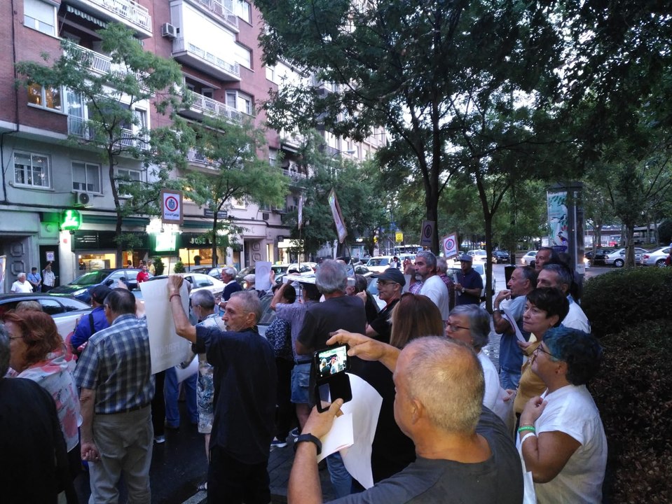 Víctimas del franquismo realizan un escrache a 'Billy El Niño': "¡Ahí vive un torturador!"