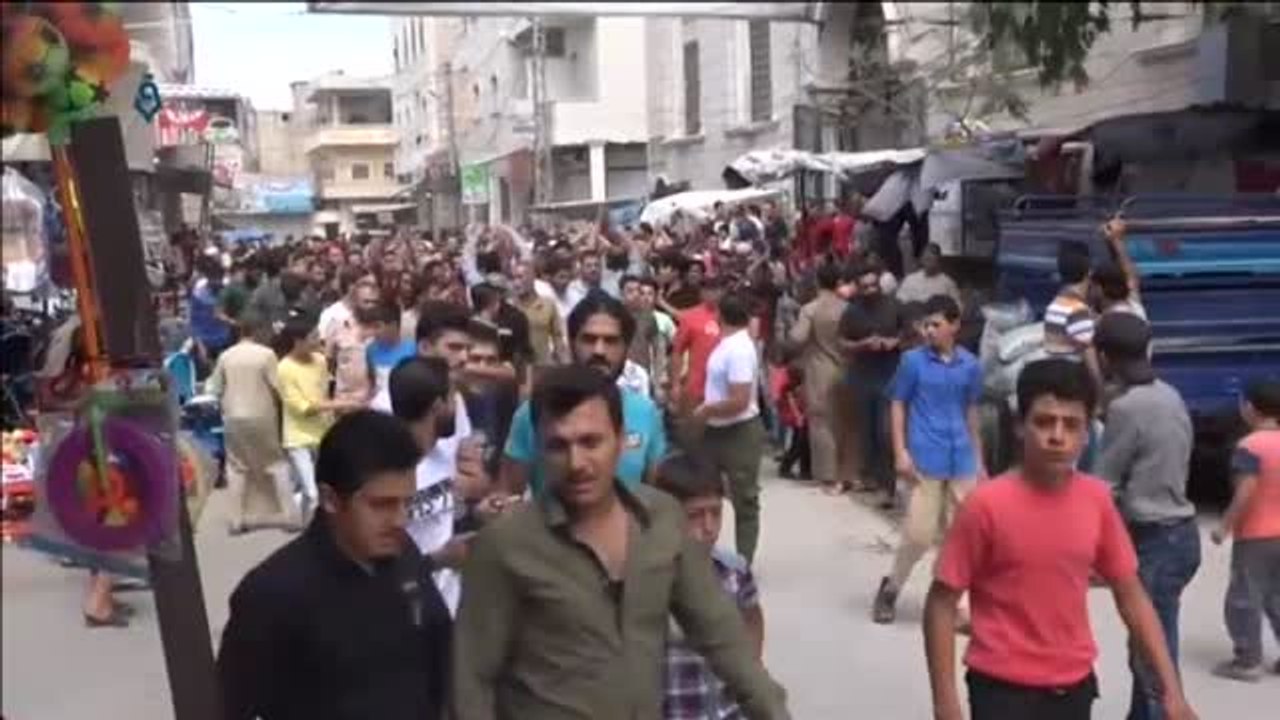 Manifestaciones en Idlib mientras se celebra la cumbre tripartita