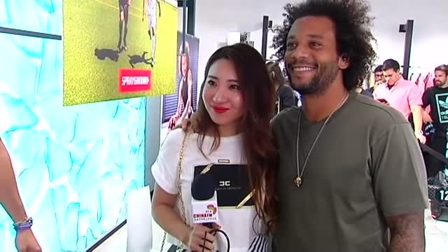 Marcelo presenta su colección de mochilas