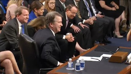 Un juez elegido por Trump le niega la mano al padre de una víctima del tiroteo de Parkland