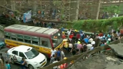 El derrumbe de parte de un puente en Calcuta (India) ha dejado varios vehículos atrapados entre los escombros