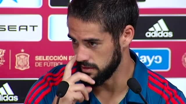 Isco: Lo de los móviles me parece bien, a veces estamos más pendientes de las maquinitas que de los compañeros