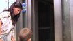 Operarios del metro de Valencia se niegan a ayudar a un niño en silla de ruedas a bajar unas escaleras