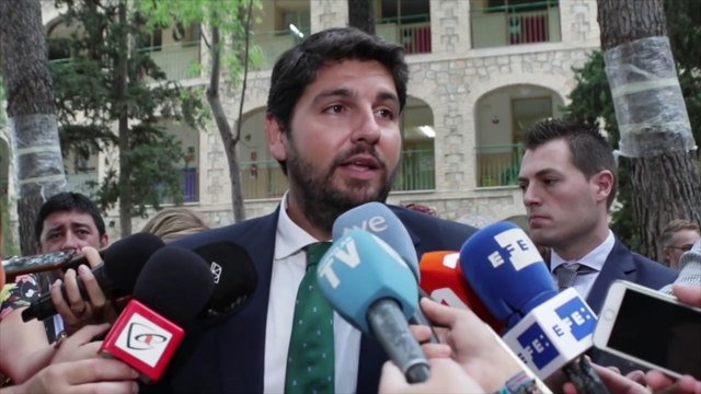 López Miras visita el primer colegio de España que inicia el curso escolar