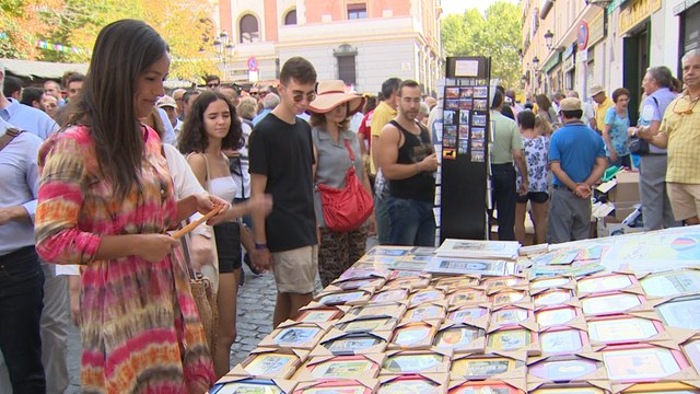 Begoña Villacís visita el Rastro de Madrid