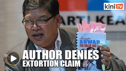 Video herunterladen: Johari exposes manuscript of planned anti-Anwar book, author denies extortion claim